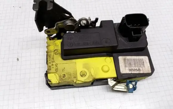 Volvo V70 Front door lock 8650545