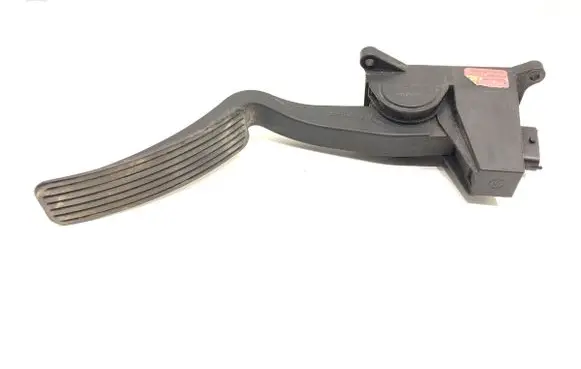 Accelerator throttle pedal