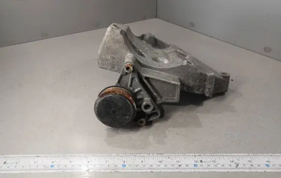 Volkswagen PASSAT B5.5 Engine mounting bracket 06B260885D