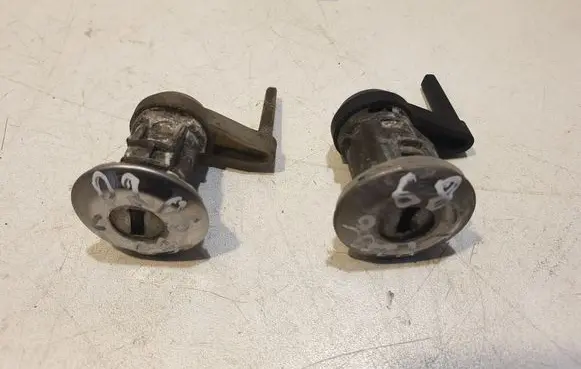 Peugeot 206 Front door lock (next to the handle) 