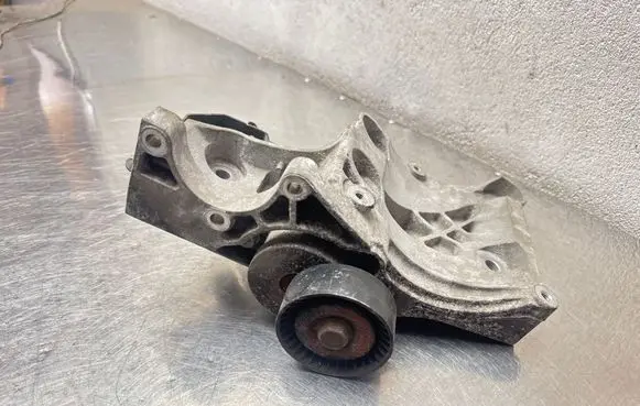 Opel Insignia A A/C compressor mount bracket 55562863