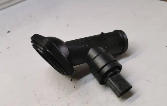 Volkswagen Touran I Engine coolant pipe/hose 03G121121D