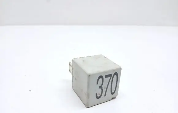 Volkswagen PASSAT B5.5 Other relay 8D0951253