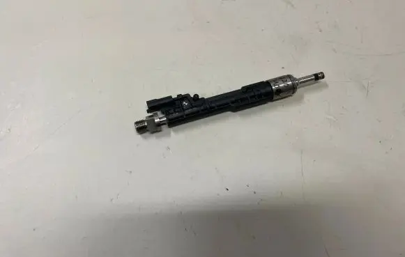 BMW X5 F15 Fuel injector 13647639994 7639994 0261500172