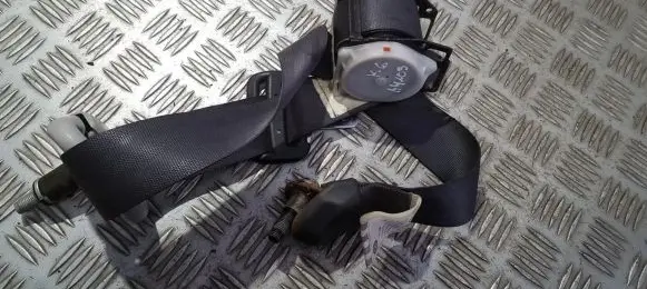 Toyota Avensis Verso Rear seatbelt c7026 df413