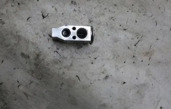 Nissan Qashqai Air conditioning (A/C) expansion valve KRIS235789