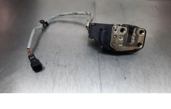 KIA Carens I Front door lock