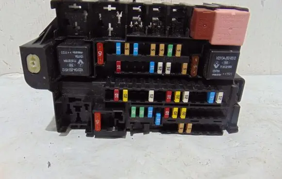 Renault Laguna III Fuse module 8200393836D