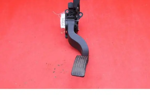 Accelerator throttle pedal