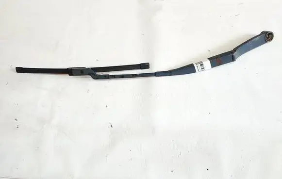 Rear wiper blade arm