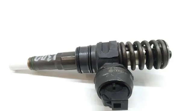 Volkswagen Golf V Fuel injector 038130073BQ
