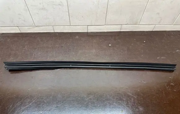 Renault Koleos II Rubber seal front door window/glass 