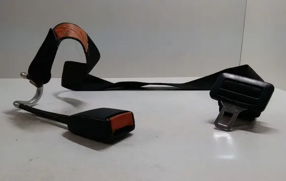Volkswagen Golf III Rear seatbelt buckle 1H0857713