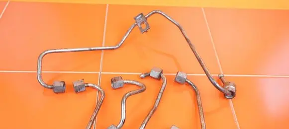 Jaguar XE Fuel injector supply line/pipe 19MB13