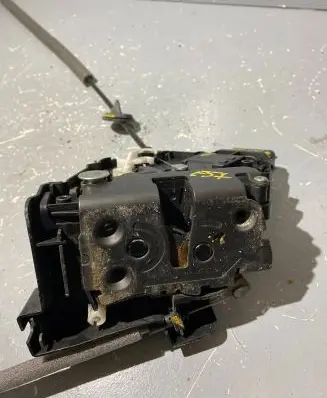 Volvo XC60 Front door lock 30799308 690870V