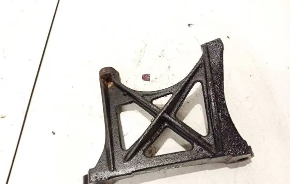Engine mounting bracket
