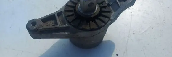 Engine mount bracket