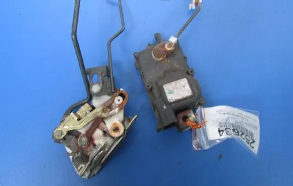 Hyundai Elantra Front door lock
