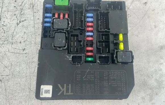 Nissan Juke I F15 Fuse module 284B71TX2B 8321006805