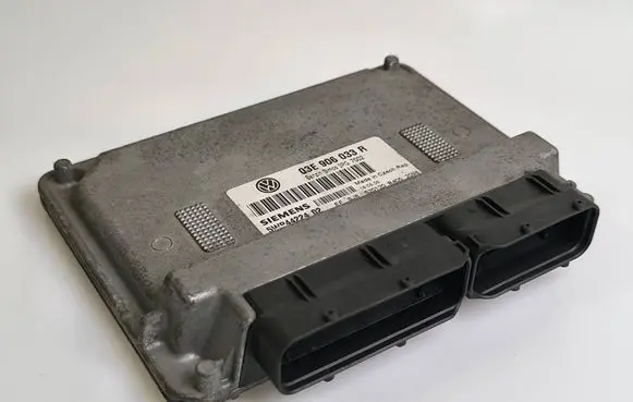 Volkswagen Polo IV 9N3 Engine control unit/module 03E906033R