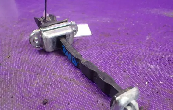 Skoda Octavia Mk2 (1Z) Front door check strap stopper