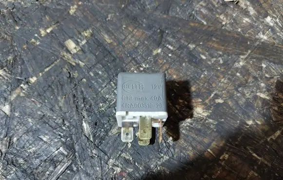 Volkswagen PASSAT B4 Other relay 141951253B