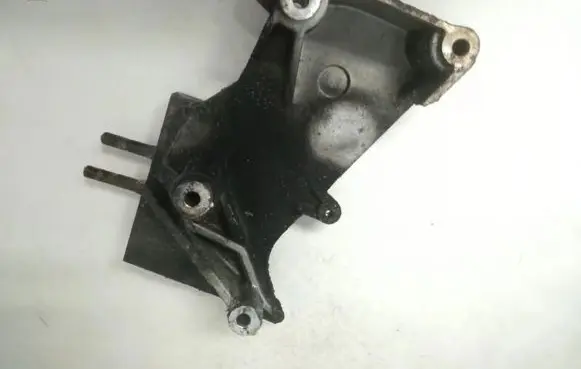 Hyundai Elantra Engine mounting bracket
