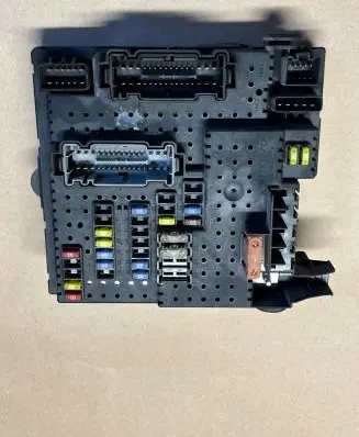 Volvo XC70 Fuse module 30728512 28017881