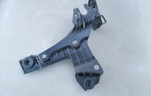 Volvo V70 Air filter cleaner box bracket assembly 30636575