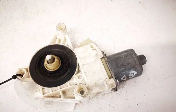 Mercedes-Benz C AMG W204 Front door window regulator motor A2048200242