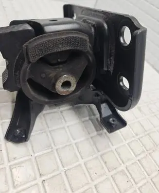Toyota Avensis T270 Engine mount bracket
