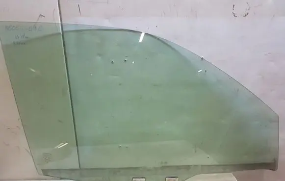 Nissan X-Trail T30 Front door window glass four-door