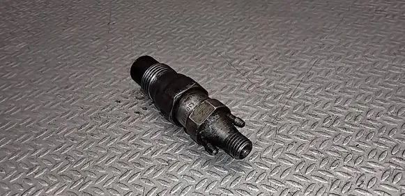 Volkswagen Golf II Fuel injector 068130201P