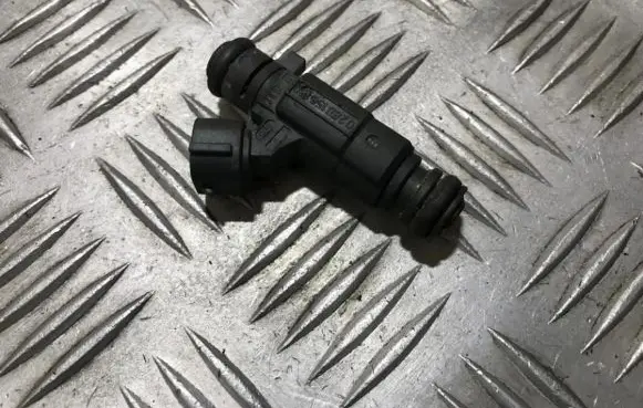 Audi A8 S8 D3 4E Fuel injector 0280156180 079133551b