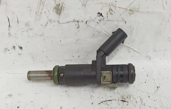 Mercedes-Benz ML W164 Fuel injector A2720780249