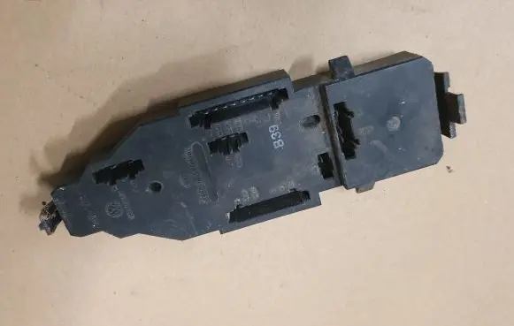 Volkswagen Golf III Tail light bulb cover holder 1H9945257