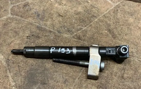 Mercedes-Benz C W204 Fuel injector A6510704987