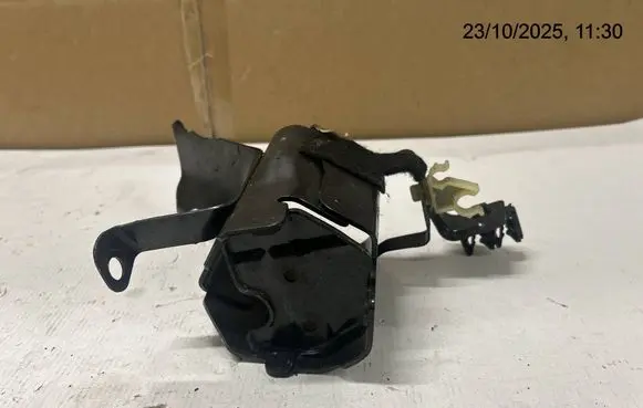 Nissan Juke I F15 Fuel filter bracket/mount holder 