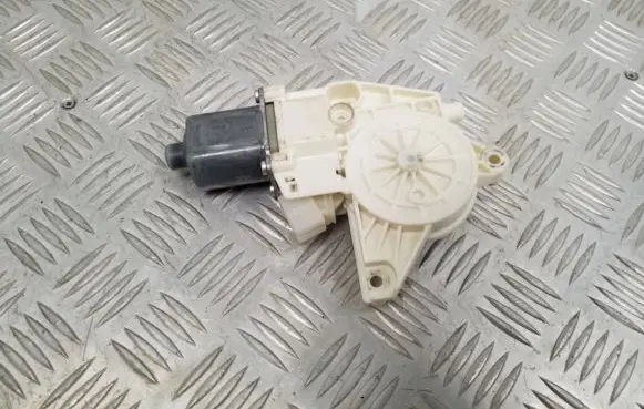 Mercedes-Benz C W204 Front door window regulator motor A2048200142