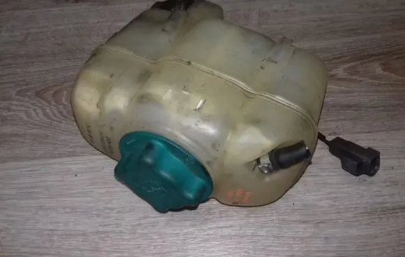 Volvo V70 Coolant expansion tank/reservoir 30741971 30741972