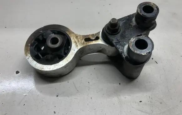 Mazda 6 Engine mount bracket