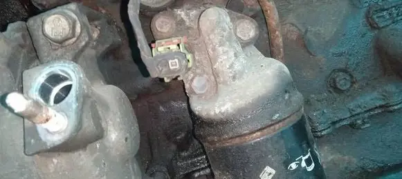 Chrysler Grand Voyager V Oil filter mounting bracket 