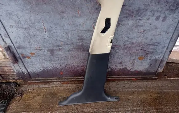 Volvo XC70 (B) pillar trim (bottom)