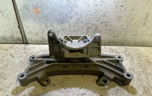 Gearbox mounting bracket