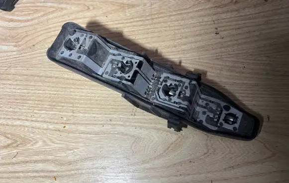 Renault Scenic II - Grand scenic II Tail light bulb cover holder