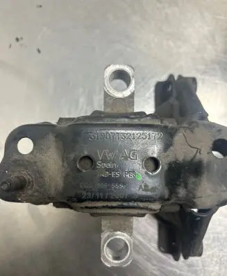 Engine mount bracket