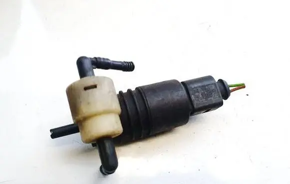 Volkswagen PASSAT B5 Windscreen/windshield washer pump 1j0973722