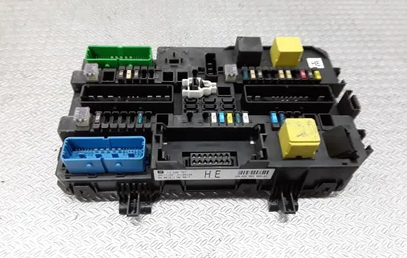 Opel Zafira B Fuse module 13206757