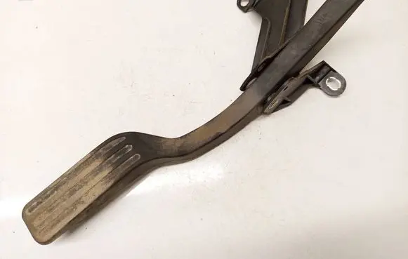 Ford Mondeo Mk III Accelerator throttle pedal 1S719P732CC