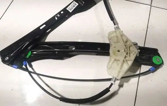 Volkswagen PASSAT B6 Sliding door window regulator with motor 10042407